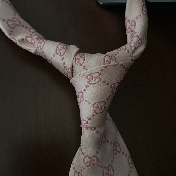 Authentic pink Gucci Tie. Excellent condition. Perfect for an event - Picture 4 of 6